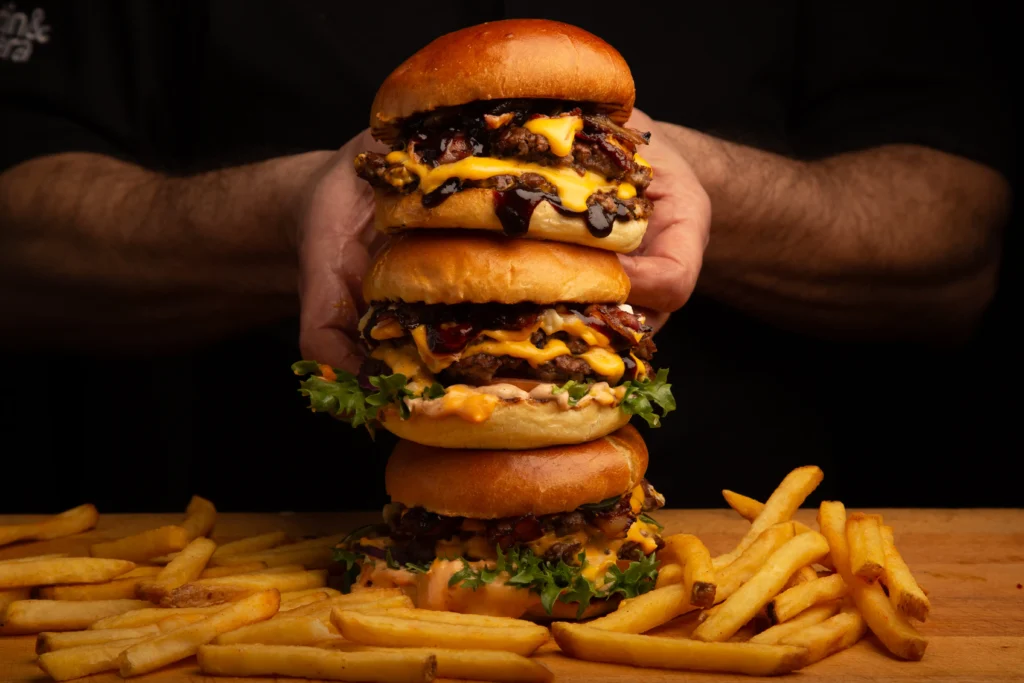 Serverad smashburgare med pommes och läsk från Stuvstagrillen i Huddinge